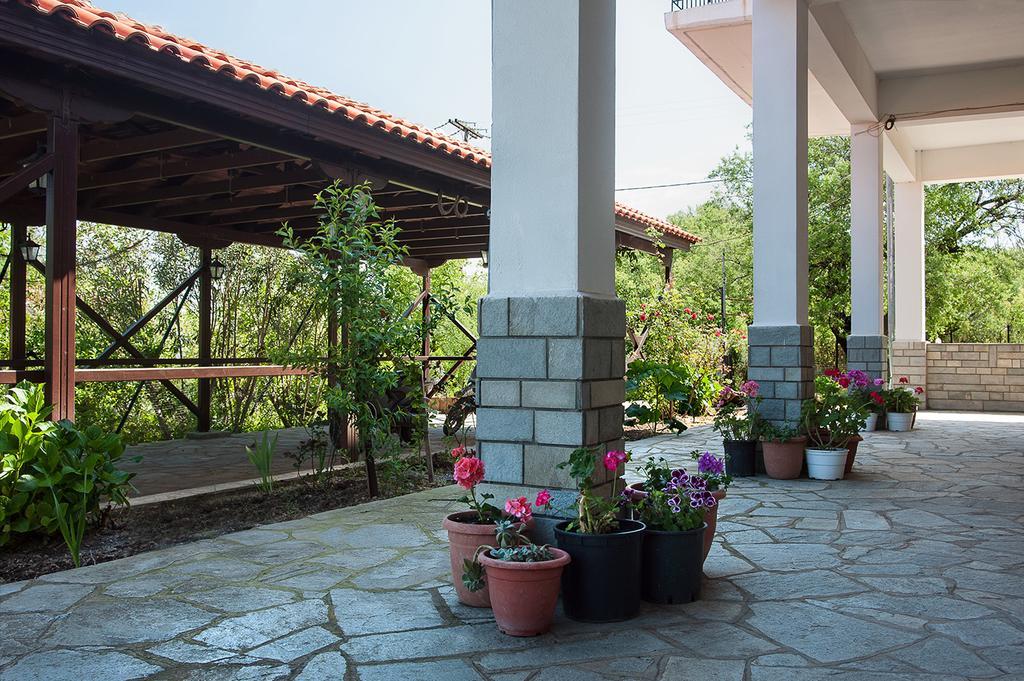 Meraklis Rooms Kariotes Экстерьер фото